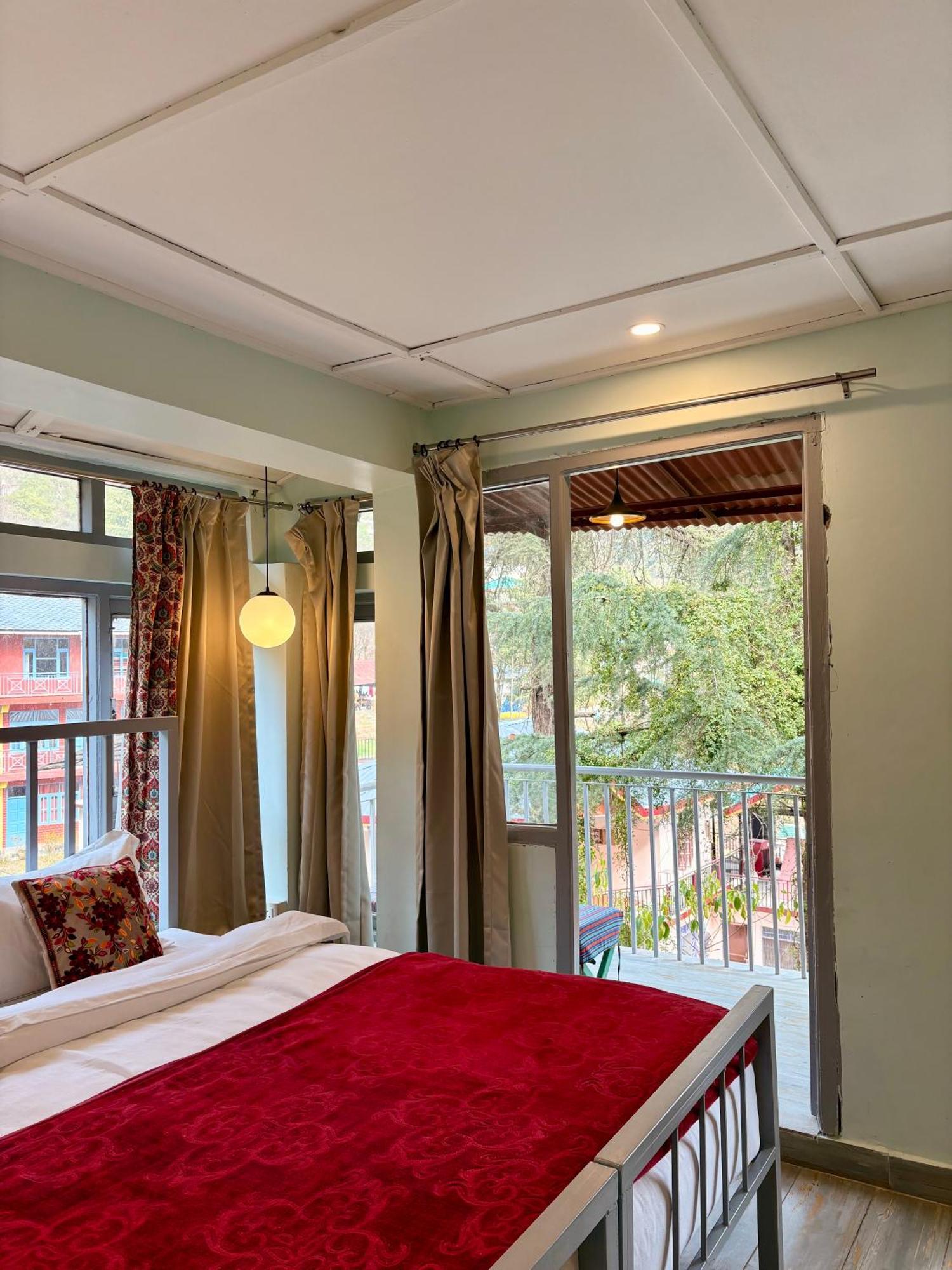 Eevolve Dharamkot - An Eco Hostel McLeod Ganj Exterior photo